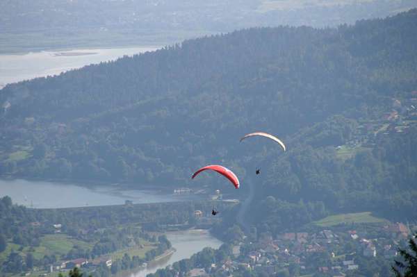 2 paralotnie jedna za drugą