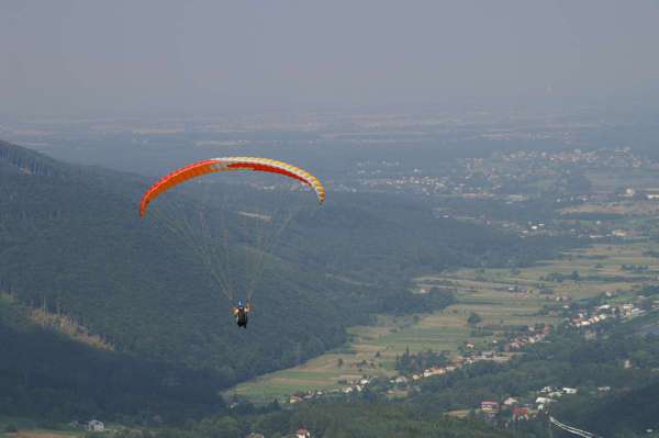 czerwona  paralotnia lot z góry Żar