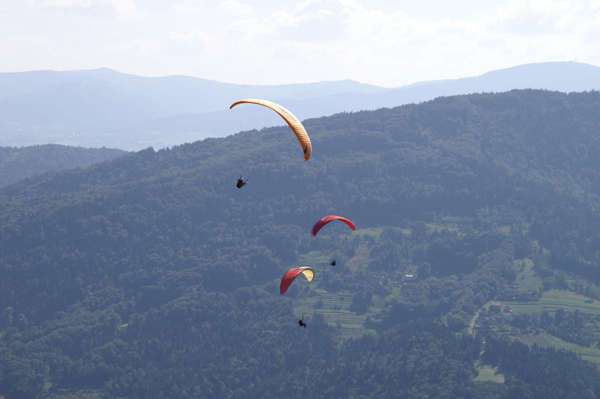 3 paralotnie nad górami