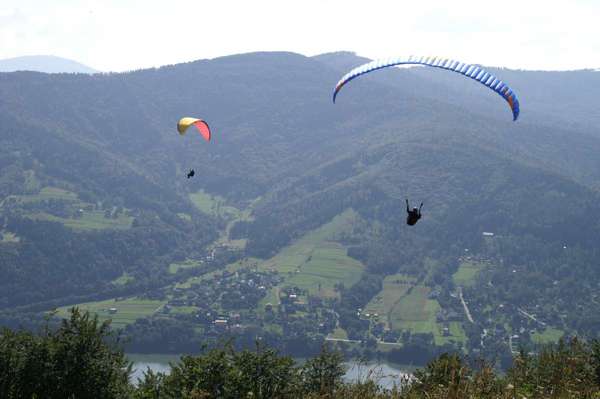 2 paralotnie nad górami