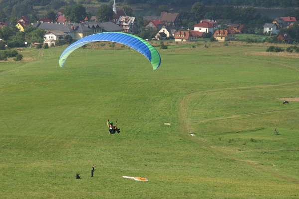 niebieska paralotnia niski lot