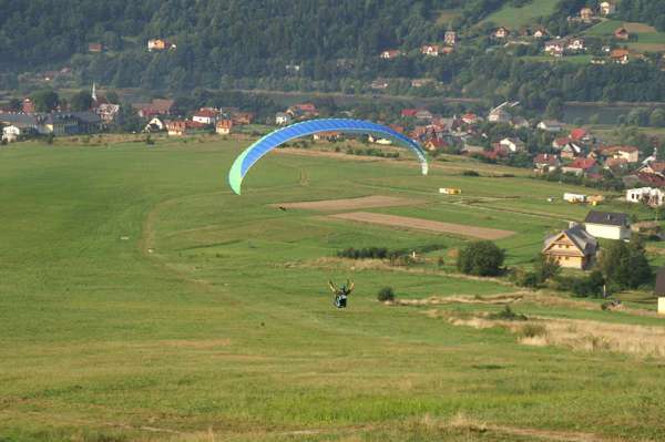 niebieska paralotnia niski lot