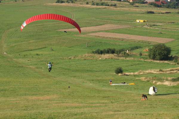 czerwona paralotnia niski lot