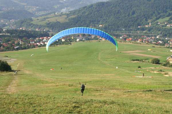 niebieska paralotnia oderwanie od ziemi