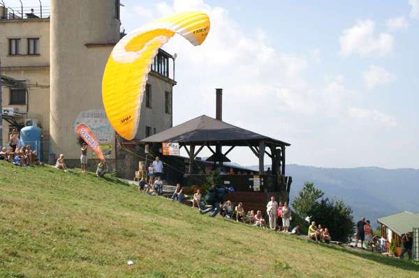 pilot podrywa skrzydło do startu na górze Żar z publiczością