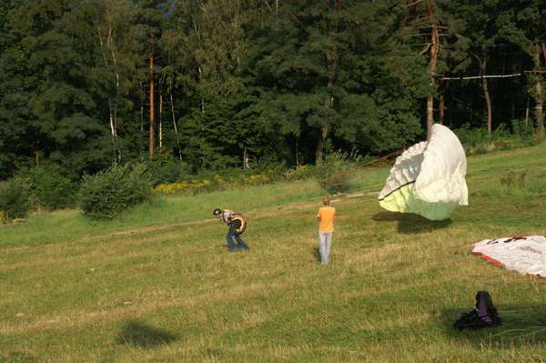 pilot podrywa czerwone skrzydło paralotni