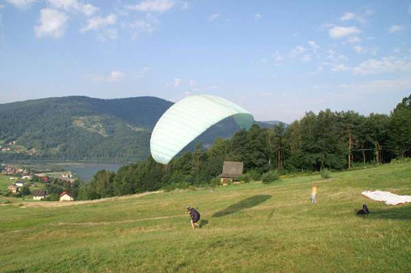 błękitna paralotnia rozbieg do startu