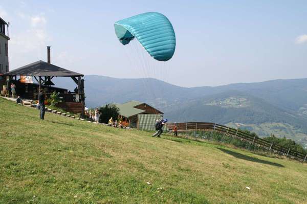 niebieska paralotnia rozbieg do staru góra Żar