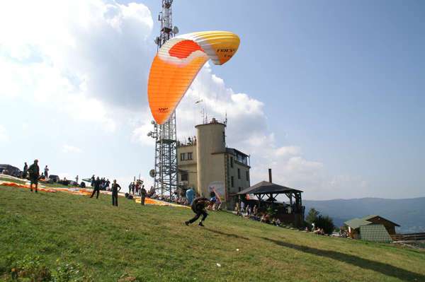 pomarańczowa paralotnia rozbieg do staru góra Żar