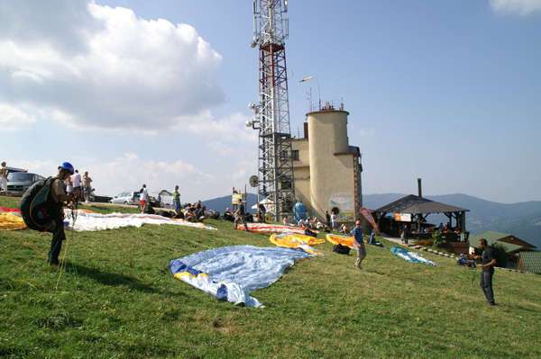 skrzydła paralotni rozłożone na szczycie góry Żar w oczekiwaniu na mozliwość startu