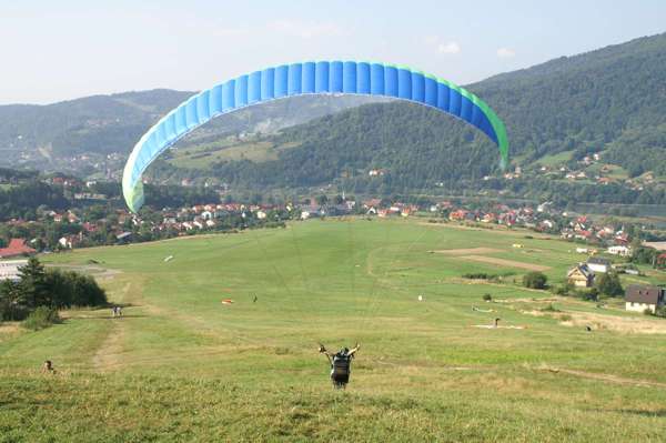 niebieska  paralotnia rozbieg do startu
