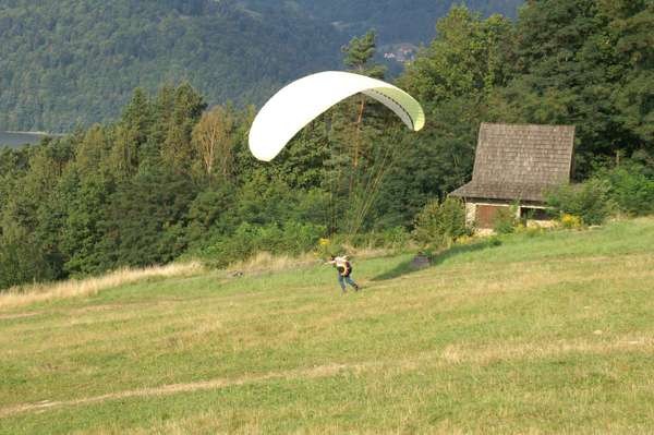 żóta paralotnia rozbieg do startu