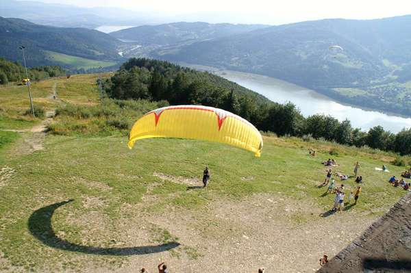 start alpejski na górze Żar z publiczością
