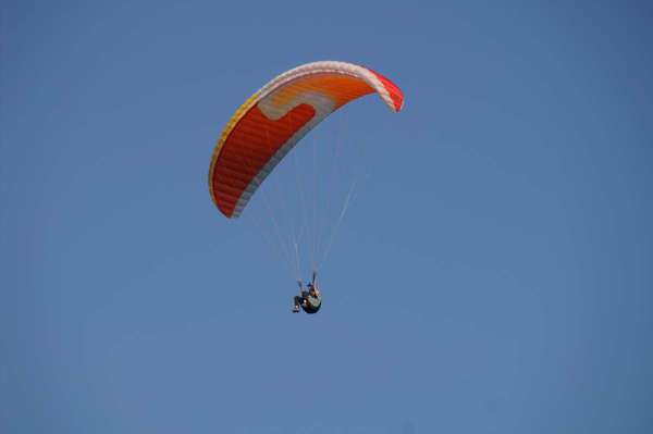 czerwona paralotnia wysoki lot